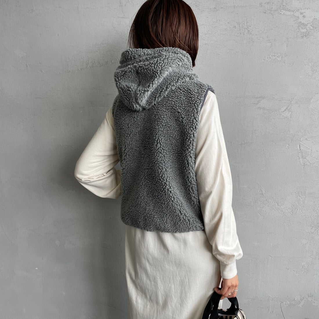Gymphlex [ジムフレックス] ボアフーデッドショートベスト [GY-A0726BOA] DK.H.GREY &&モデル身長：159cm 着用サイズ：14&&