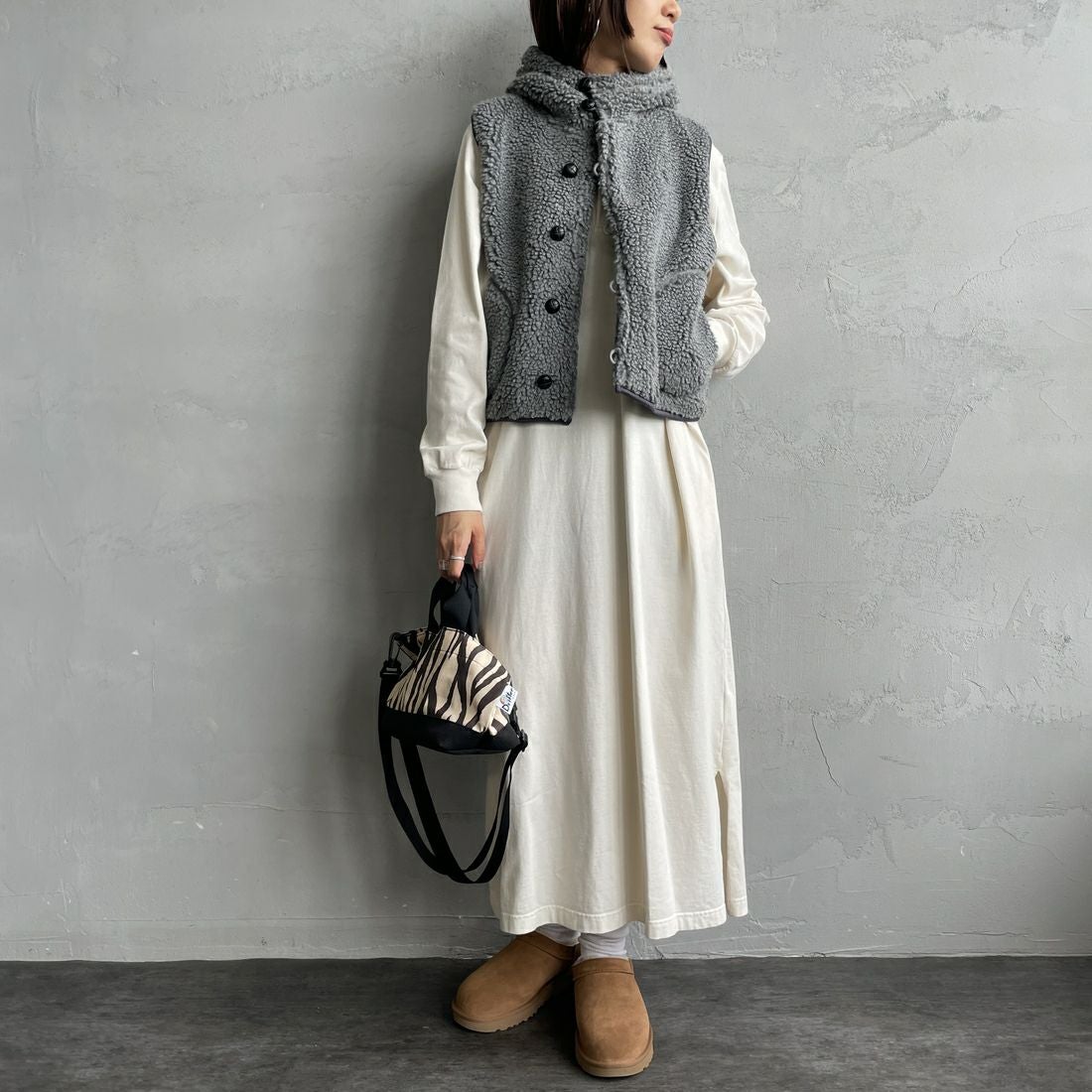 Gymphlex [ジムフレックス] ボアフーデッドショートベスト [GY-A0726BOA] DK.H.GREY &&モデル身長：160cm 着用サイズ：14&&