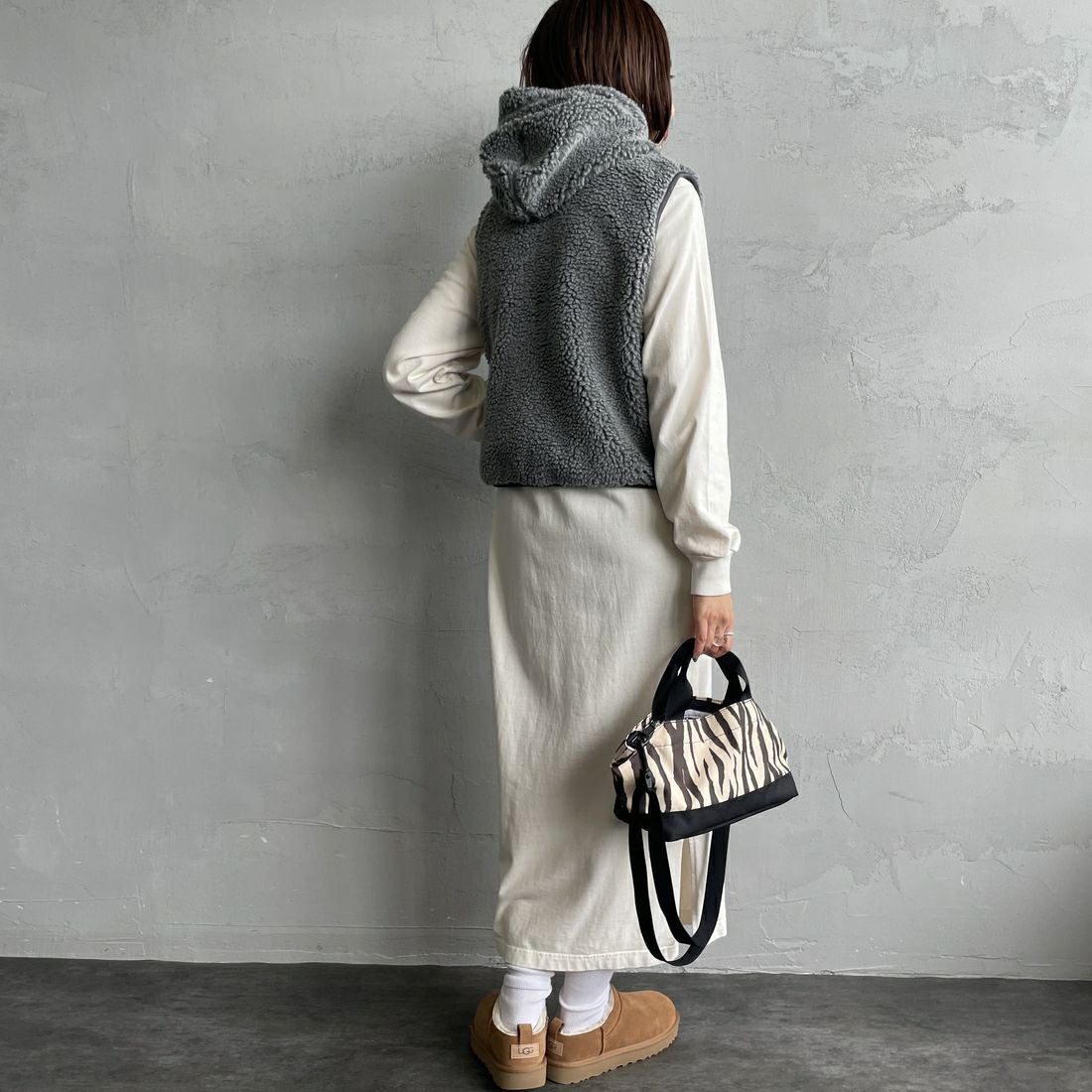 Gymphlex [ジムフレックス] ボアフーデッドショートベスト [GY-A0726BOA] DK.H.GREY &&モデル身長：160cm 着用サイズ：14&&