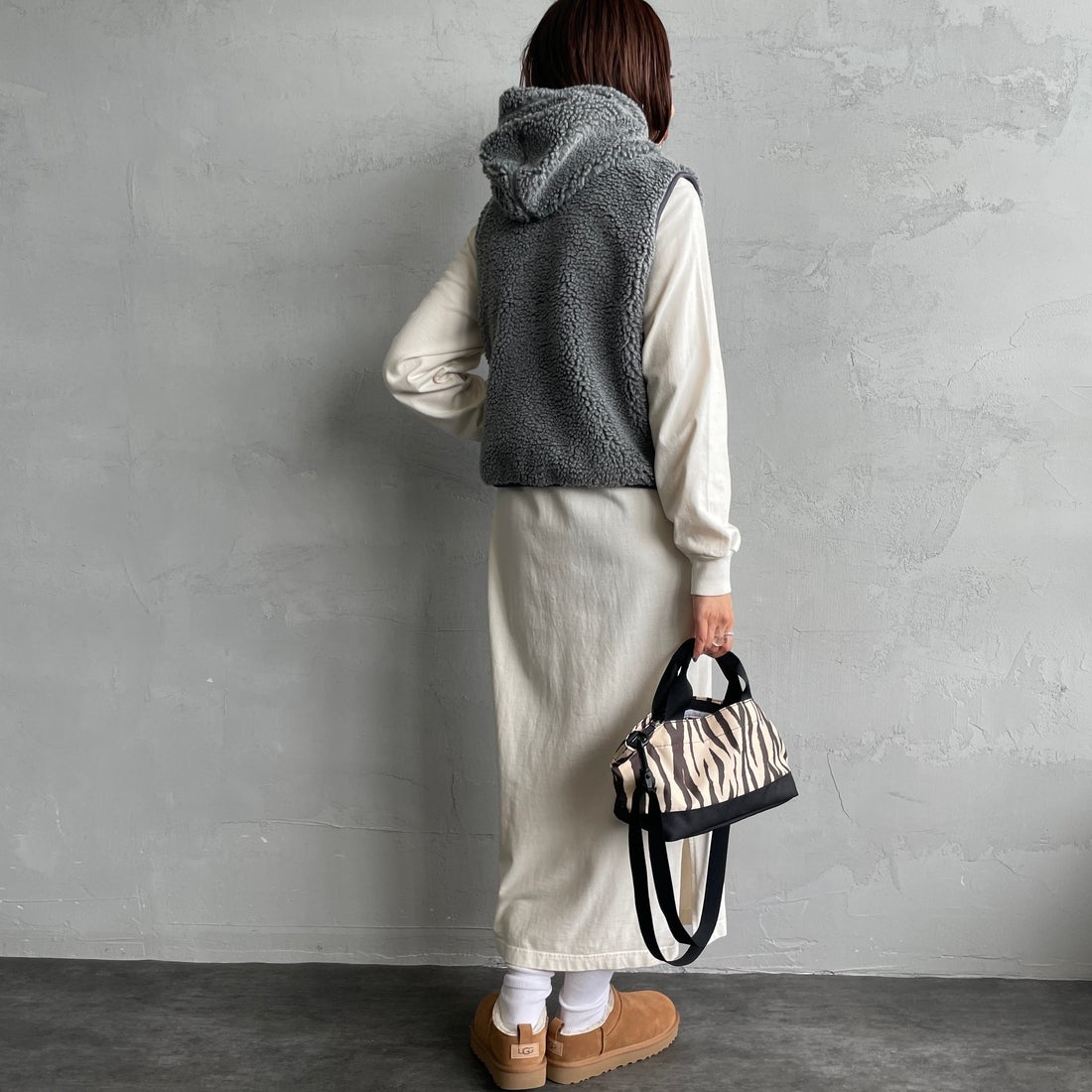 Gymphlex [ジムフレックス] ボアフーデッドショートベスト [GY-A0726BOA] DK.H.GREY &&モデル身長：159cm 着用サイズ：14&&