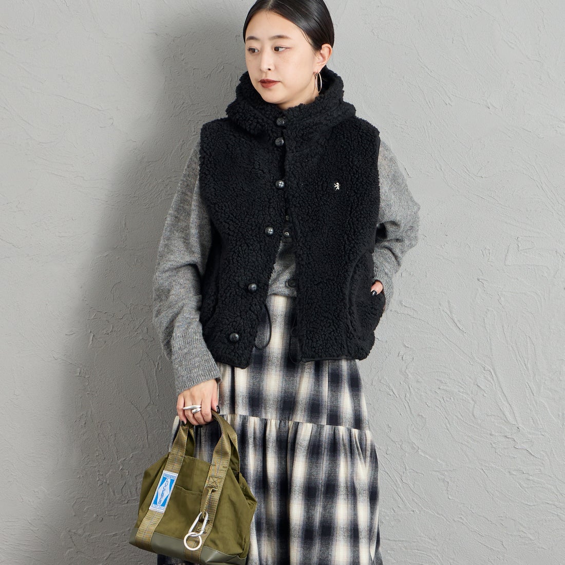Gymphlex [ジムフレックス] ボアフーデッドショートベスト [GY-A0726BOA] BLACK &&モデル身長：150cm 着用サイズ：14&&