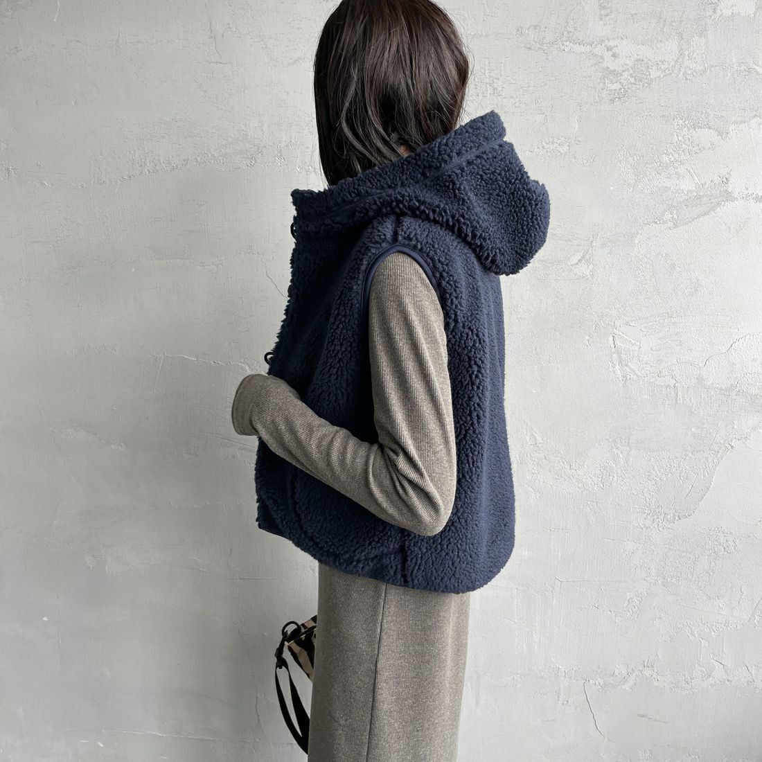 Gymphlex [ジムフレックス] ボアフーデッドショートベスト [GY-A0726BOA] NAVY &&モデル身長：160cm 着用サイズ：14&&