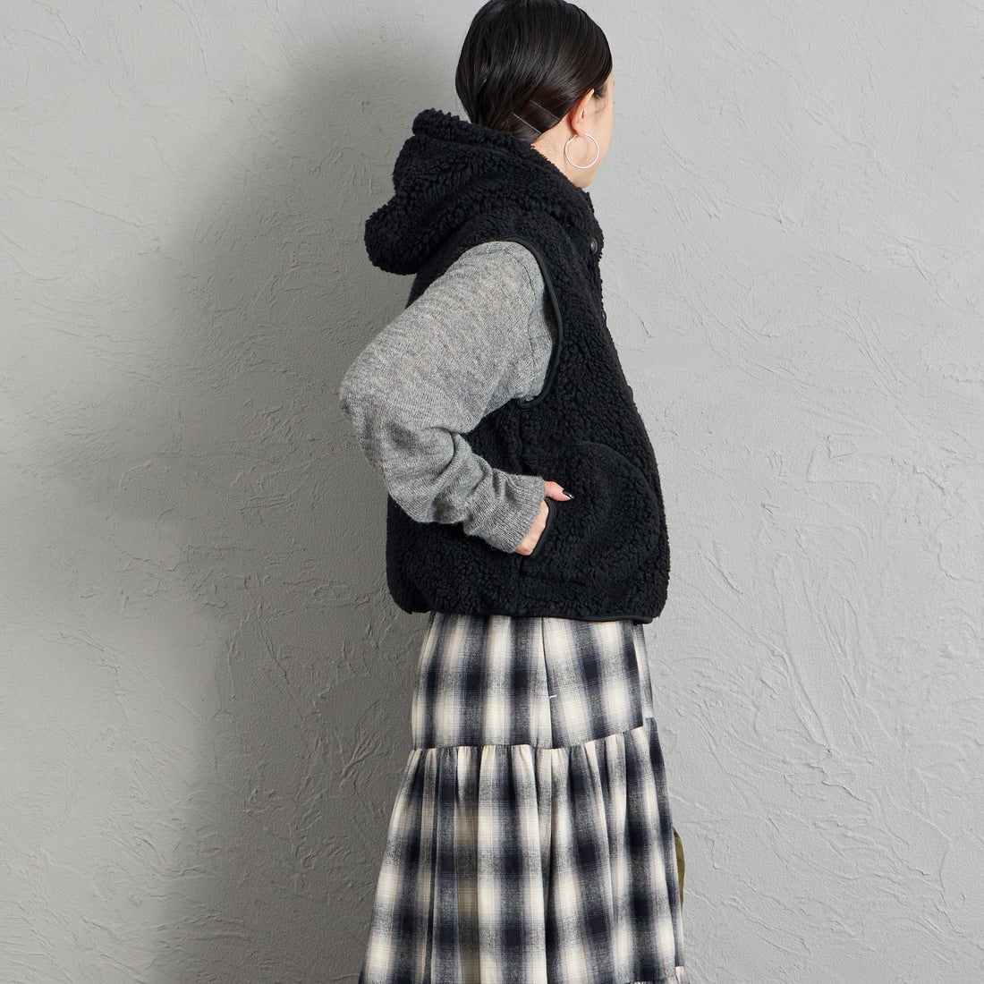 Gymphlex [ジムフレックス] ボアフーデッドショートベスト [GY-A0726BOA] BLACK &&モデル身長：150cm 着用サイズ：14&&