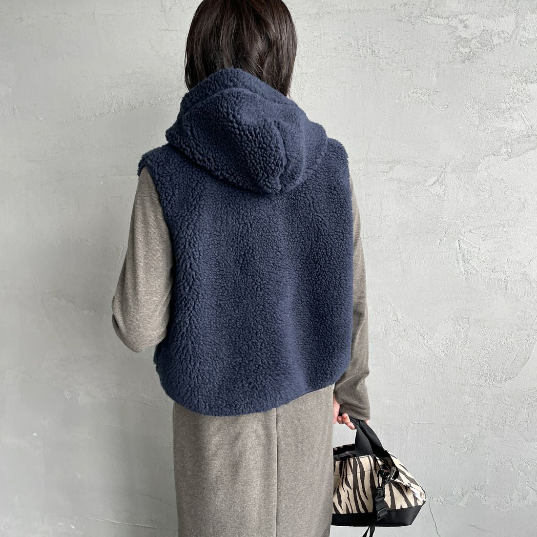 Gymphlex [ジムフレックス] ボアフーデッドショートベスト [GY-A0726BOA] NAVY &&モデル身長：160cm 着用サイズ：14&&