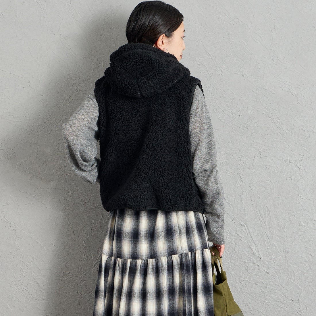 Gymphlex [ジムフレックス] ボアフーデッドショートベスト [GY-A0726BOA] BLACK &&モデル身長：150cm 着用サイズ：14&&