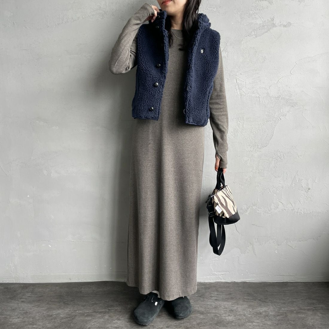 Gymphlex [ジムフレックス] ボアフーデッドショートベスト [GY-A0726BOA] NAVY &&モデル身長：160cm 着用サイズ：14&&