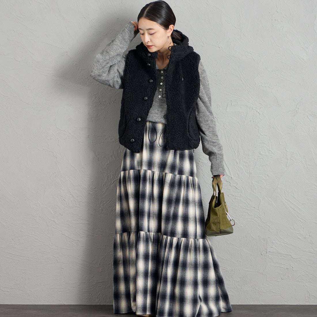 Gymphlex [ジムフレックス] ボアフーデッドショートベスト [GY-A0726BOA] BLACK &&モデル身長：150cm 着用サイズ：14&&