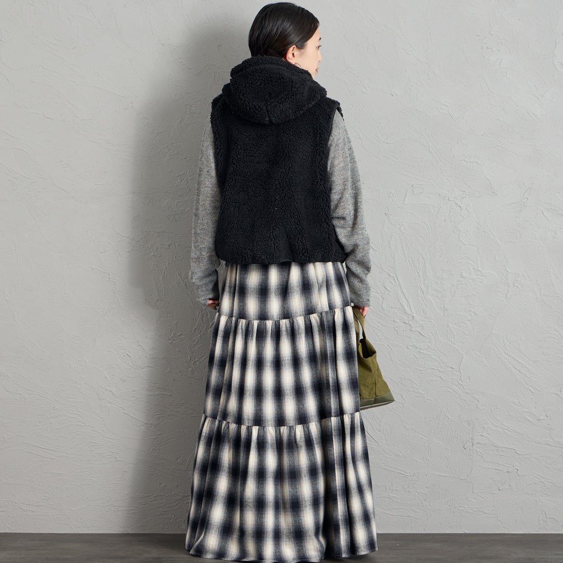 Gymphlex [ジムフレックス] ボアフーデッドショートベスト [GY-A0726BOA] BLACK &&モデル身長：150cm 着用サイズ：14&&