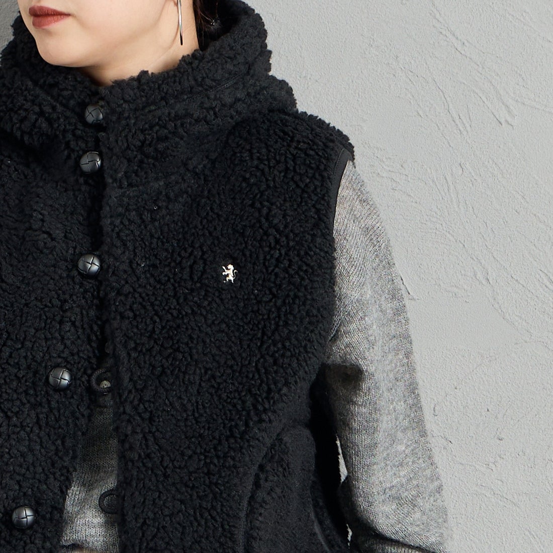 Gymphlex [ジムフレックス] ボアフーデッドショートベスト [GY-A0726BOA] BLACK &&モデル身長：150cm 着用サイズ：14&&