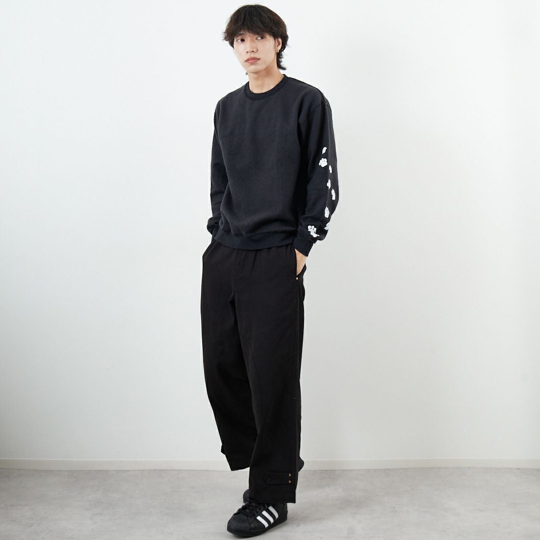 JERZEES [ジャージーズ] キャットヘア アザーサイドクルーネックスウェット [JZ25F013] BLACK &&モデル身長：179cm 着用サイズ：M&&