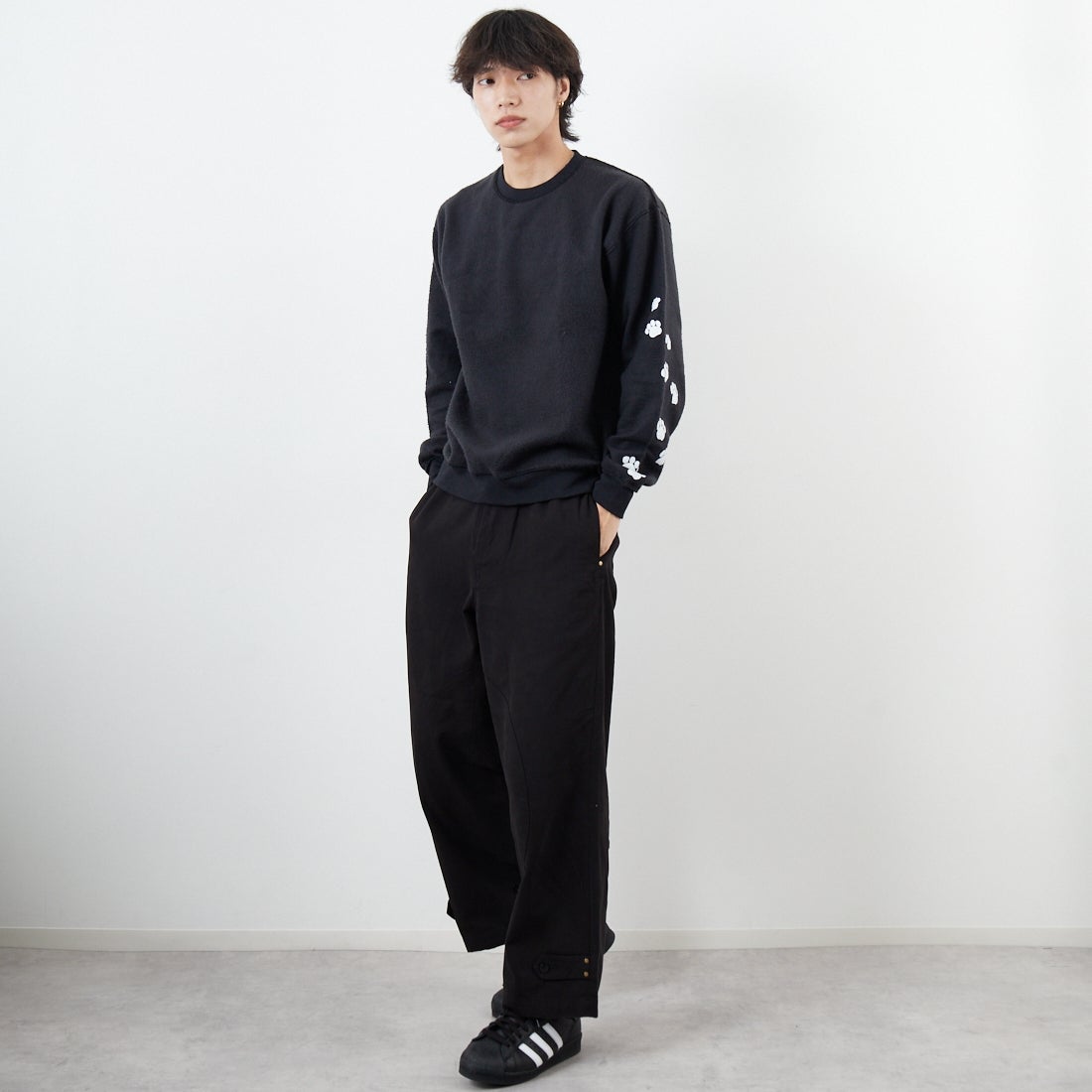 JERZEES [ジャージーズ] キャットヘア アザーサイドクルーネックスウェット [JZ25F013] BLACK &&モデル身長：179cm 着用サイズ：M&&