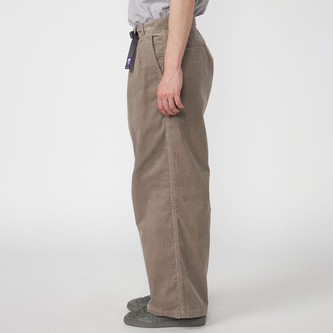 THE NORTH FACE PURPLE LABEL [ザ ノースフェイス パープルレーベル] コーデュロイ ワイドストレートフィールドパンツ [N25FC099] H GRAY &&モデル身長：179cm 着用サイズ：32&&