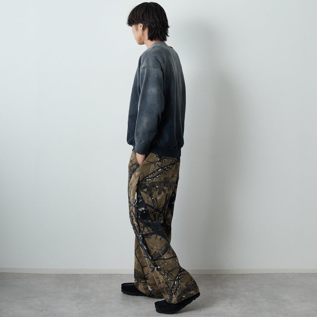 BOW WOW [バウワウ] U.S. AIR FORCE フロッキーロゴスウェット [BW252-UAES] AGED BLACK &&モデル身長：179cm 着用サイズ：L&&