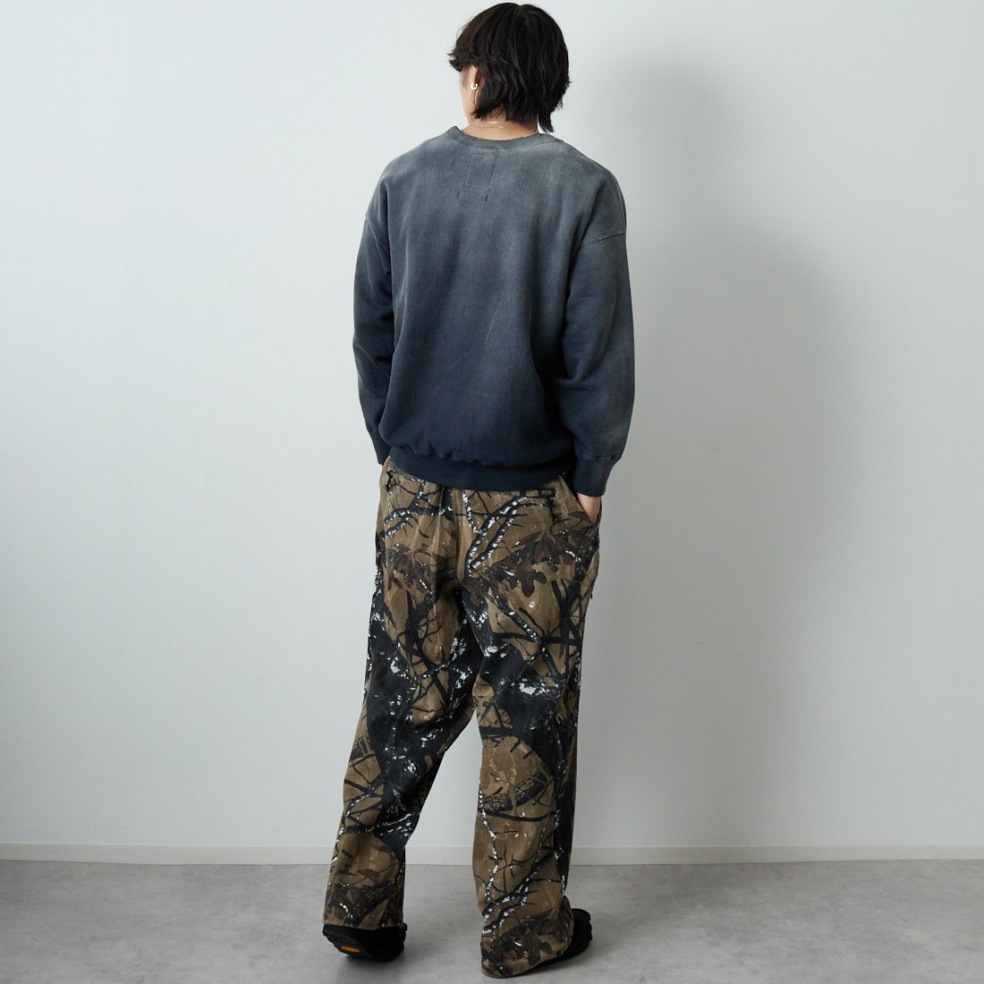 BOW WOW [バウワウ] U.S. AIR FORCE フロッキーロゴスウェット [BW252-UAES] AGED BLACK &&モデル身長：179cm 着用サイズ：L&&