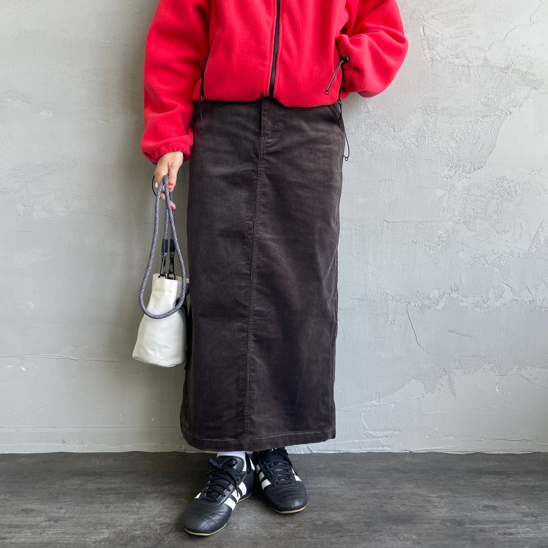 UNIVERSAL OVERALL [ユニバーサルオーバーオール] 別注 コーデュロイナロースカート [U2532767IN-JF] CHARCOAL &&モデル身長：160cm 着用サイズ：S&&