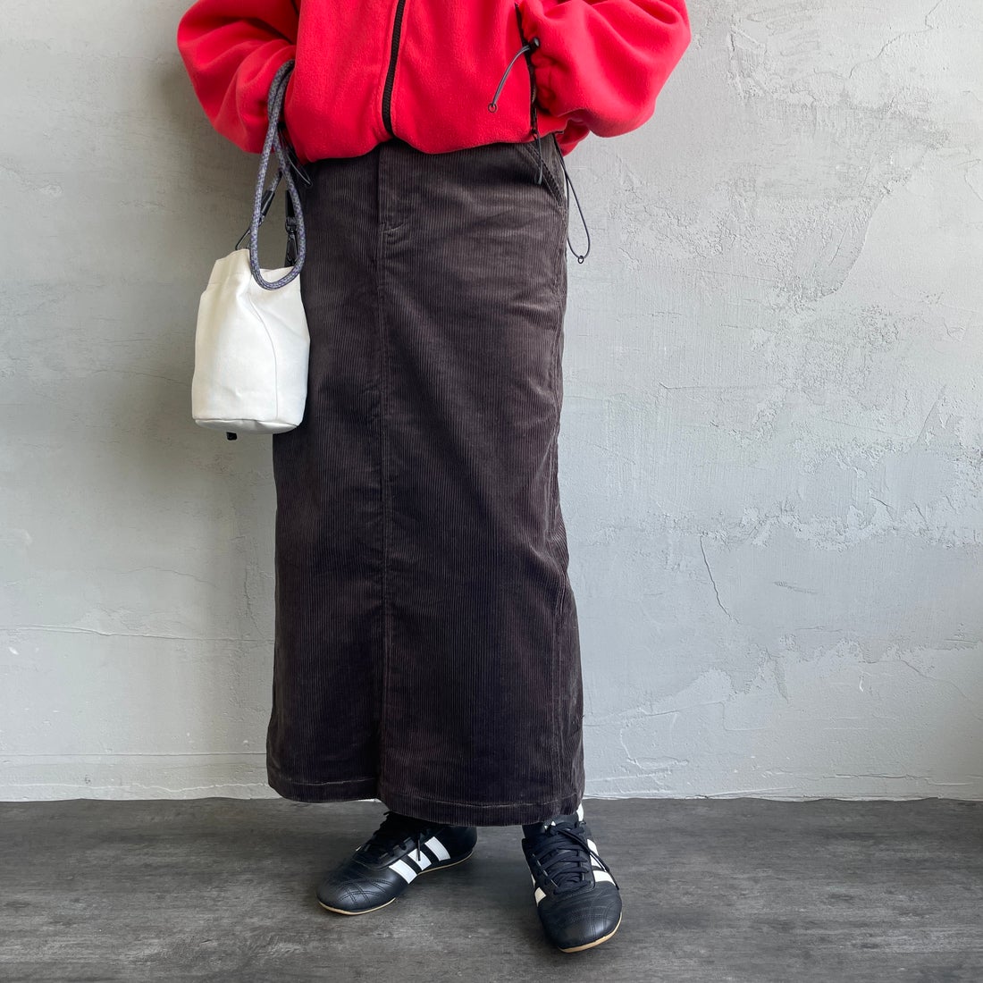 UNIVERSAL OVERALL [ユニバーサルオーバーオール] 別注 コーデュロイナロースカート [U2532767IN-JF] CHARCOAL &&モデル身長：160cm 着用サイズ：S&&