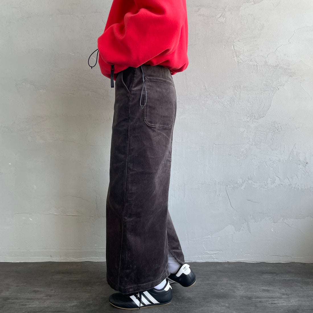 UNIVERSAL OVERALL [ユニバーサルオーバーオール] 別注 コーデュロイナロースカート [U2532767IN-JF] CHARCOAL &&モデル身長：160cm 着用サイズ：S&&