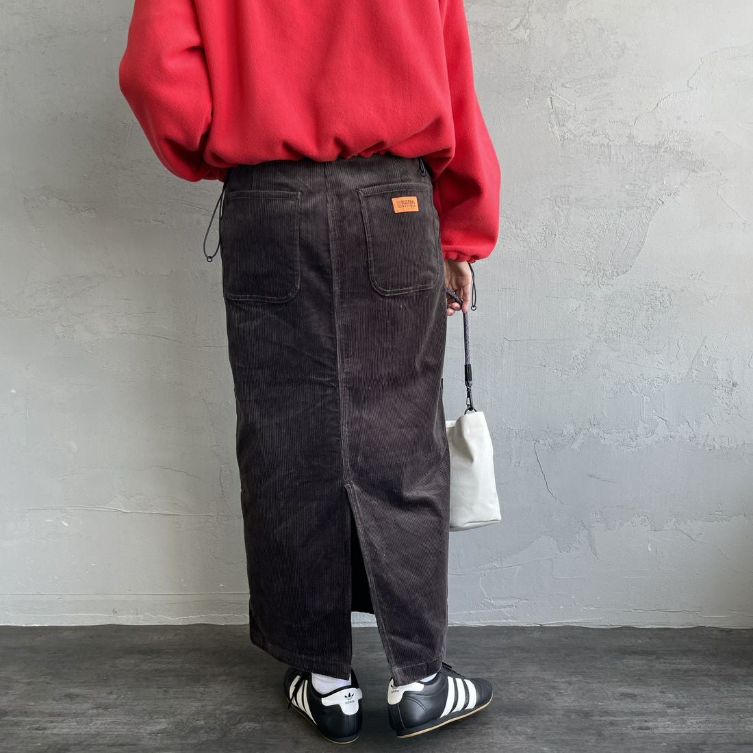 UNIVERSAL OVERALL [ユニバーサルオーバーオール] 別注 コーデュロイナロースカート [U2532767IN-JF] CHARCOAL &&モデル身長：160cm 着用サイズ：S&&