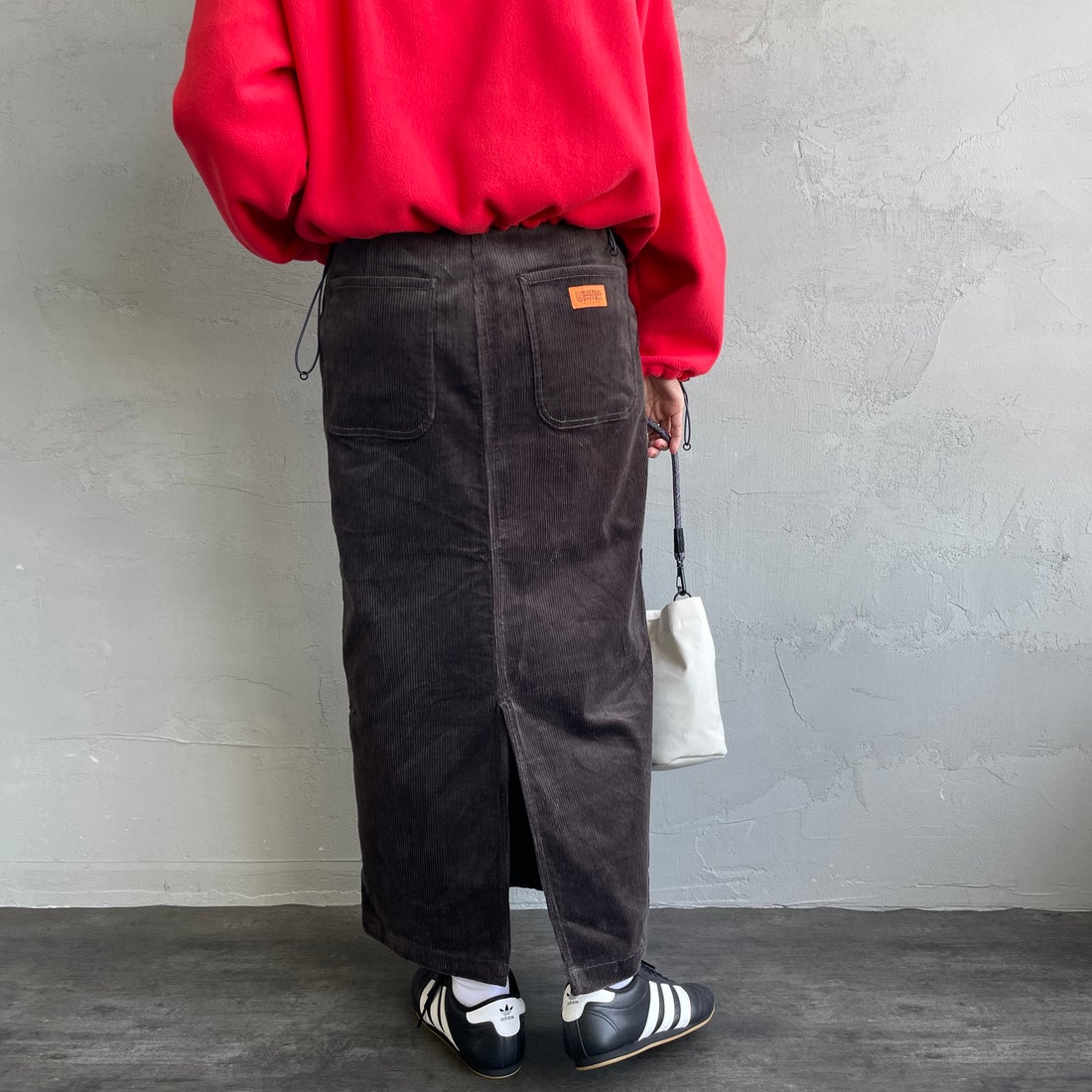 UNIVERSAL OVERALL [ユニバーサルオーバーオール] 別注 コーデュロイナロースカート [U2532767IN-JF] CHARCOAL &&モデル身長：160cm 着用サイズ：S&&