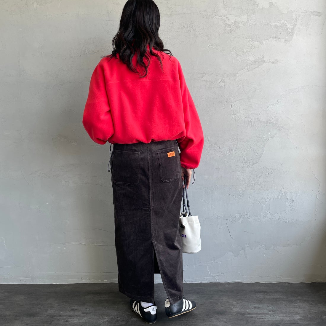 UNIVERSAL OVERALL [ユニバーサルオーバーオール] 別注 コーデュロイナロースカート [U2532767IN-JF] CHARCOAL &&モデル身長：160cm 着用サイズ：S&&