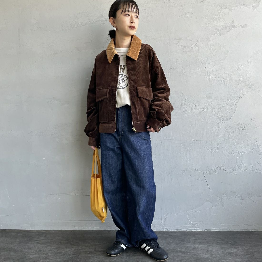 UNIVERSAL OVERALL [ユニバーサルオーバーオール] 別注 ショート丈ワークジャケット [U2532472IN-JF] BROWN &&モデル身長：150cm 着用サイズ：F&&