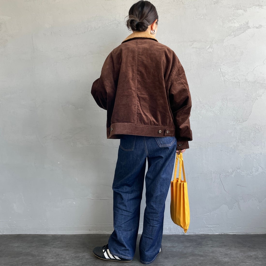 UNIVERSAL OVERALL [ユニバーサルオーバーオール] 別注 ショート丈ワークジャケット [U2532472IN-JF] BROWN &&モデル身長：150cm 着用サイズ：F&&