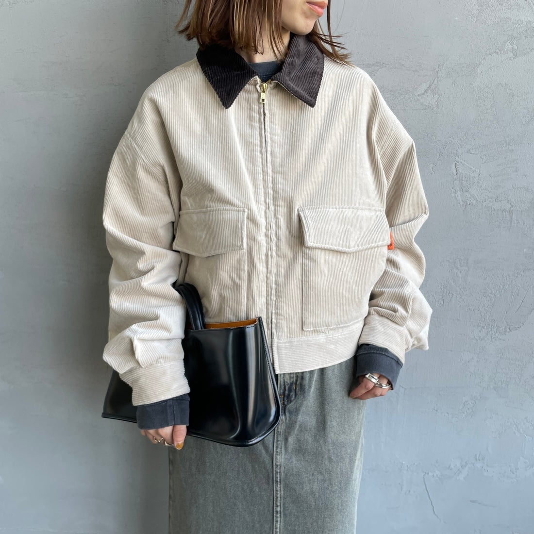 UNIVERSAL OVERALL [ユニバーサルオーバーオール] 別注 ショート丈ワークジャケット [U2532472IN-JF] GREIGE &&モデル身長：158cm 着用サイズ：F&&