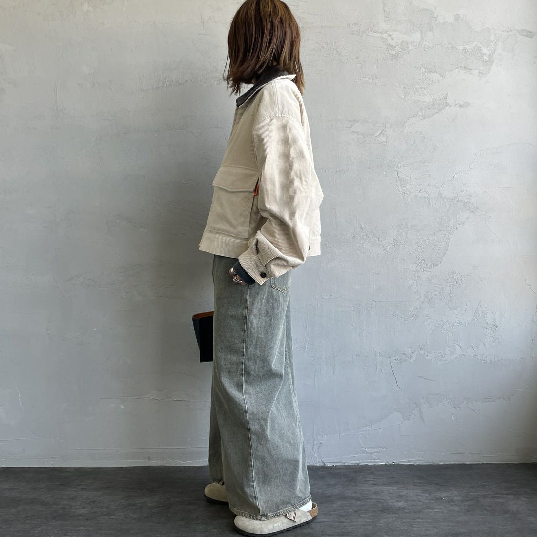 UNIVERSAL OVERALL [ユニバーサルオーバーオール] 別注 ショート丈ワークジャケット [U2532472IN-JF] GREIGE &&モデル身長：158cm 着用サイズ：F&&