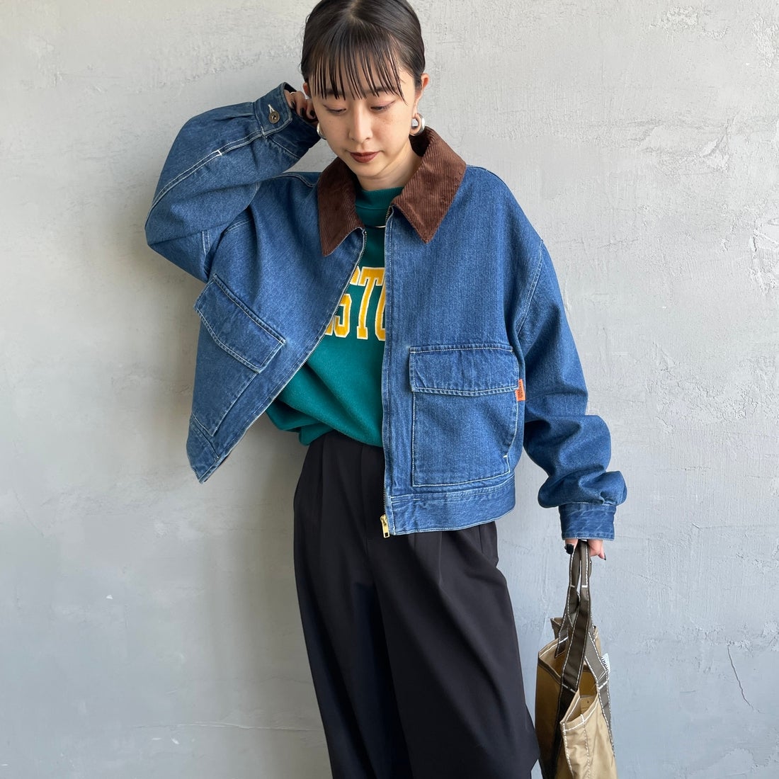 UNIVERSAL OVERALL [ユニバーサルオーバーオール] 別注 ショート丈ワークジャケット [U2532472IN-JF] INDIGO &&モデル身長：150cm 着用サイズ：F&&