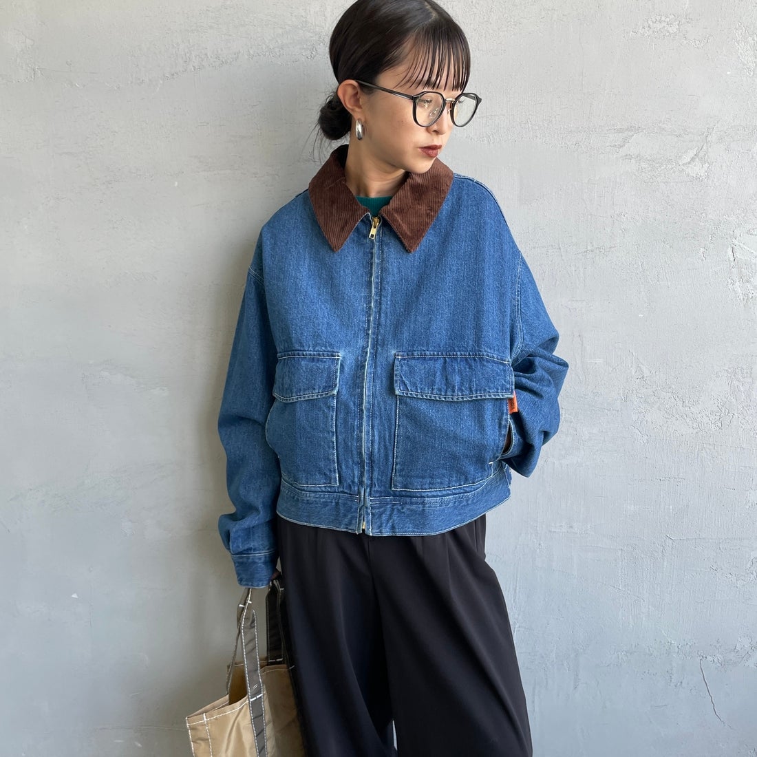 UNIVERSAL OVERALL [ユニバーサルオーバーオール] 別注 ショート丈ワークジャケット [U2532472IN-JF] INDIGO &&モデル身長：150cm 着用サイズ：F&&