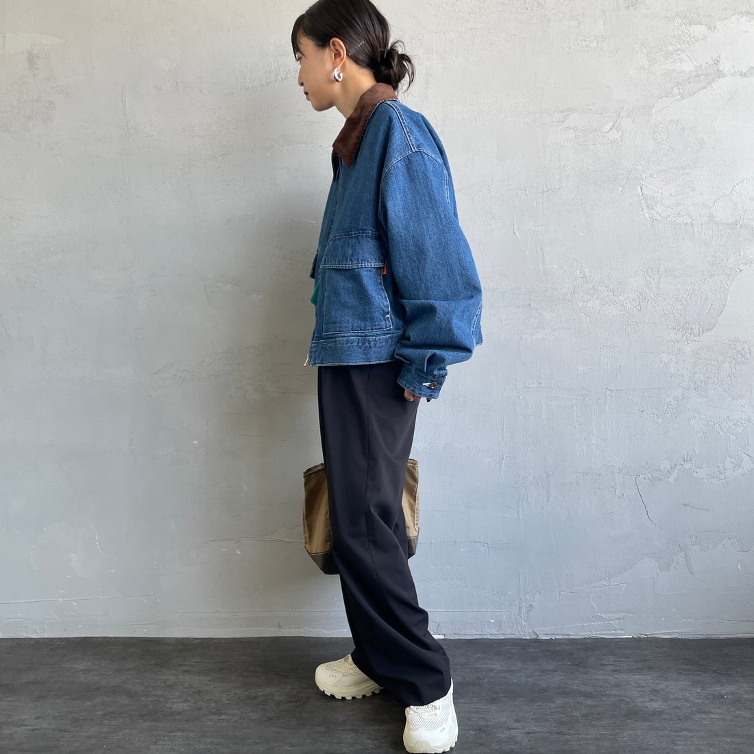 UNIVERSAL OVERALL [ユニバーサルオーバーオール] 別注 ショート丈ワークジャケット [U2532472IN-JF] INDIGO &&モデル身長：150cm 着用サイズ：F&&