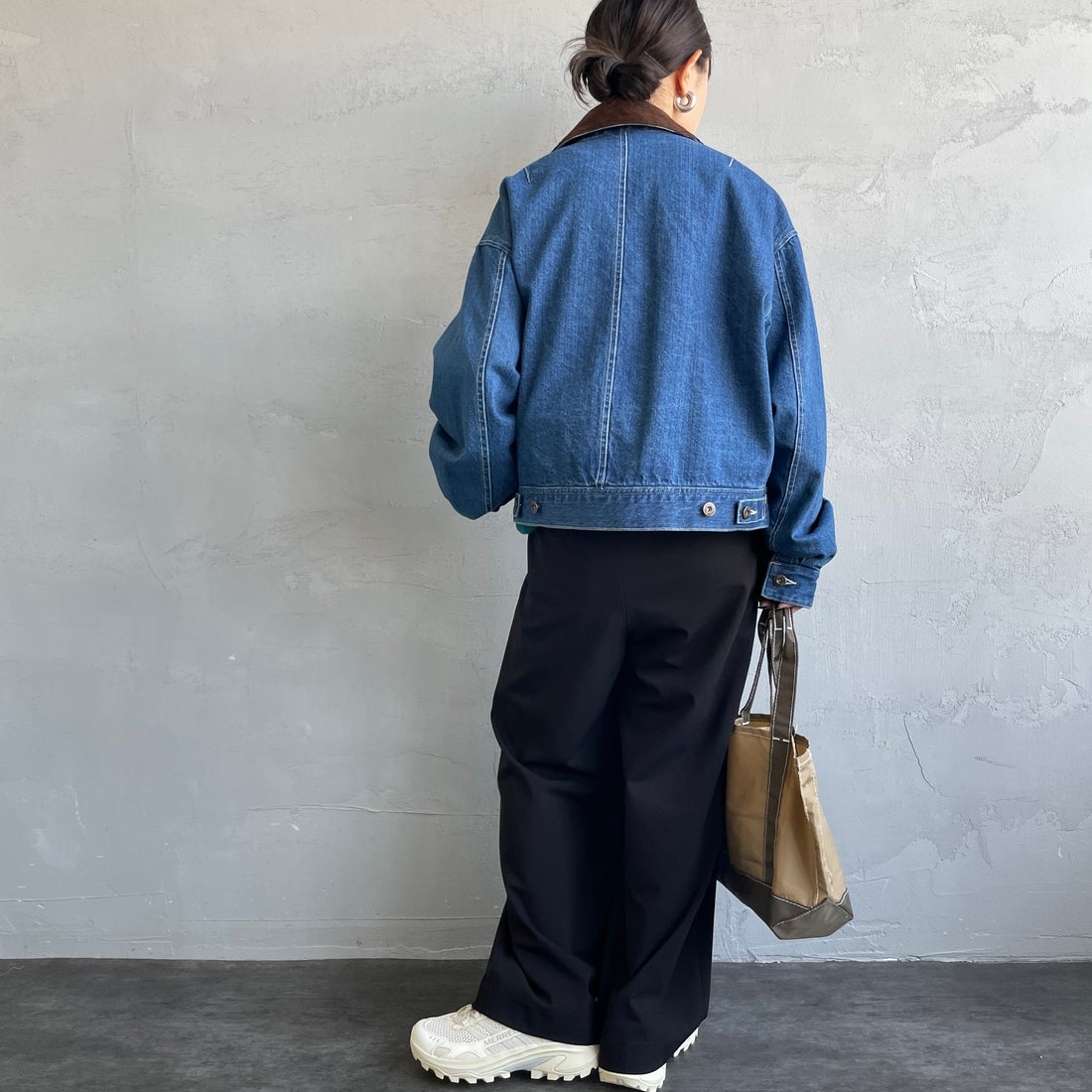 UNIVERSAL OVERALL [ユニバーサルオーバーオール] 別注 ショート丈ワークジャケット [U2532472IN-JF] INDIGO &&モデル身長：150cm 着用サイズ：F&&