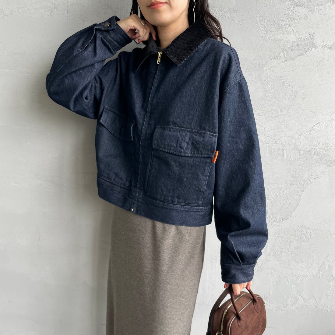 UNIVERSAL OVERALL [ユニバーサルオーバーオール] 別注 ショート丈ワークジャケット [U2532472IN-JF] O.W &&モデル身長：160cm 着用サイズ：F&&