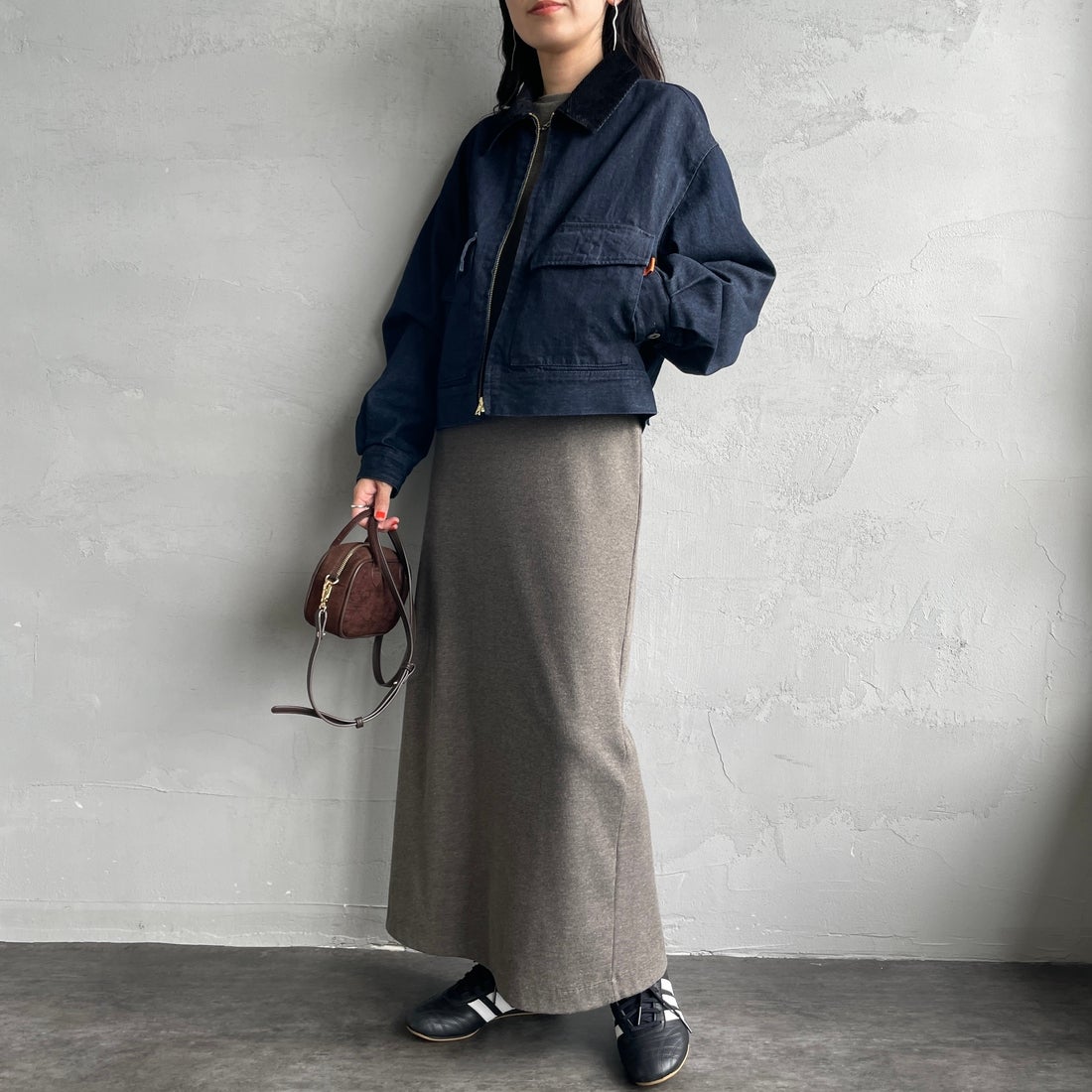 UNIVERSAL OVERALL [ユニバーサルオーバーオール] 別注 ショート丈ワークジャケット [U2532472IN-JF] O.W &&モデル身長：160cm 着用サイズ：F&&