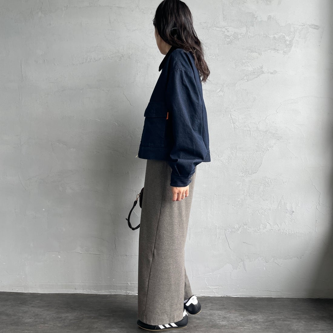 UNIVERSAL OVERALL [ユニバーサルオーバーオール] 別注 ショート丈ワークジャケット [U2532472IN-JF] O.W &&モデル身長：160cm 着用サイズ：F&&