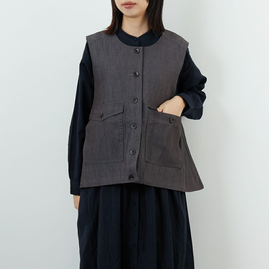 tumugu: [ツムグ] レーヨンナイロンベスト [TB25321] 88 CHARCOA &&モデル身長：162cm 着用サイズ：F&&