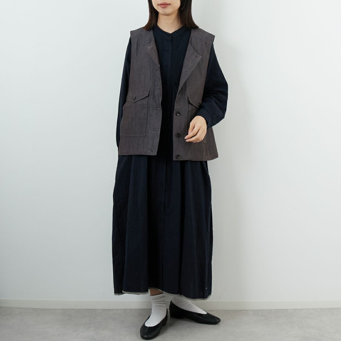 tumugu: [ツムグ] レーヨンナイロンベスト [TB25321] 88 CHARCOA &&モデル身長：162cm 着用サイズ：F&&