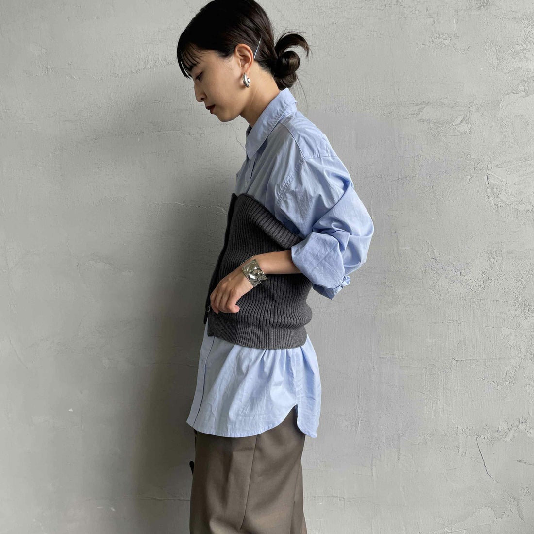 nenom [ネノム] マルチWAY フロントボタンリブニットビスチェ [NE25131033] 07 GRAY&&モデル身長：150cm 着用サイズ：F&&