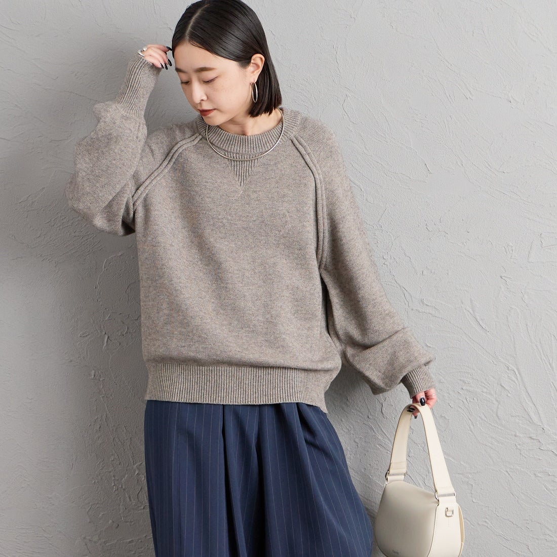 nenom [ネノム] スウェットライクニットプルオーバー [NE24131038] 06 T.GRAY &&モデル身長：150cm 着用サイズ：F&&