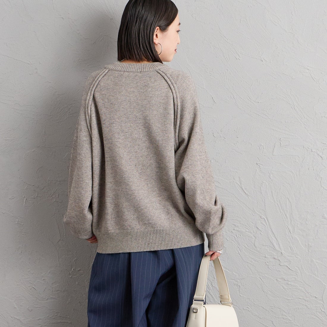 nenom [ネノム] スウェットライクニットプルオーバー [NE24131038] 06 T.GRAY &&モデル身長：150cm 着用サイズ：F&&