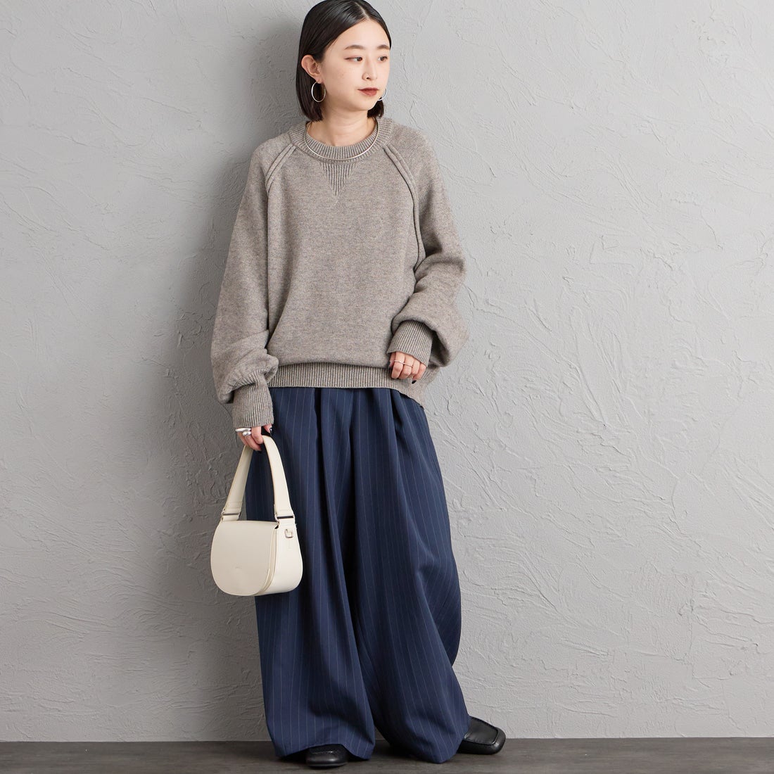 nenom [ネノム] スウェットライクニットプルオーバー [NE24131038] 06 T.GRAY &&モデル身長：150cm 着用サイズ：F&&