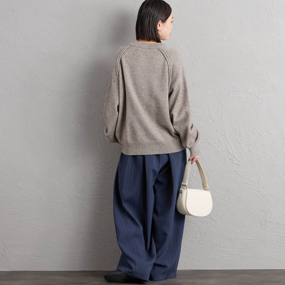 nenom [ネノム] スウェットライクニットプルオーバー [NE24131038] 06 T.GRAY &&モデル身長：150cm 着用サイズ：F&&