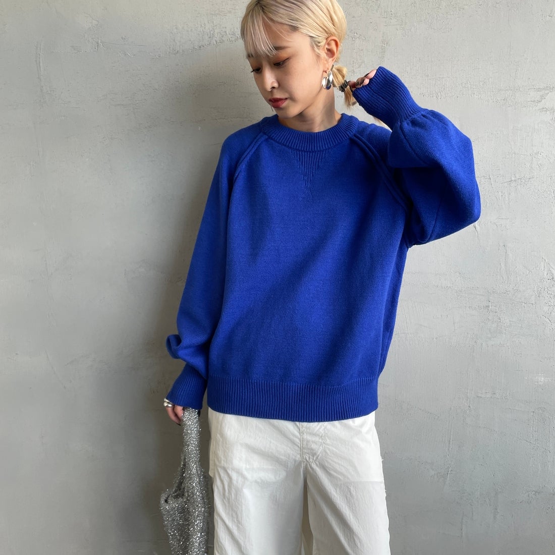 nenom [ネノム] スウェットライクニットプルオーバー [NE24131038] 12 BLUE &&モデル身長：150cm 着用サイズ：F&&