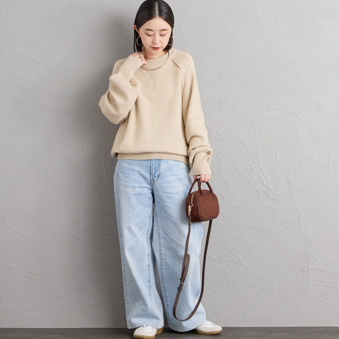 nenom [ネノム] スウェットライクニットプルオーバー [NE24131038] 22 BEIGE &&モデル身長：150cm 着用サイズ：F&&