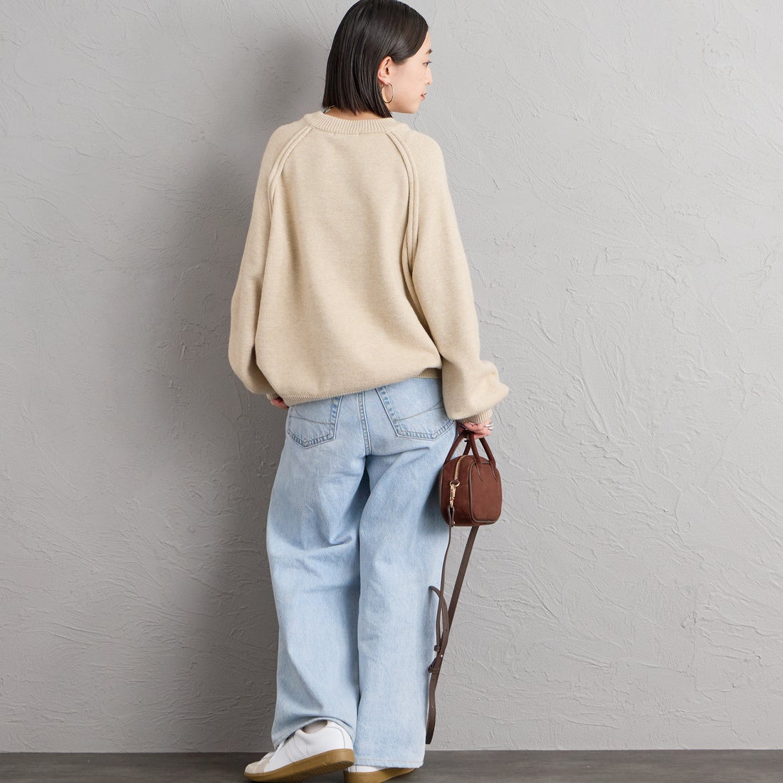 nenom [ネノム] スウェットライクニットプルオーバー [NE24131038] 22 BEIGE &&モデル身長：150cm 着用サイズ：F&&