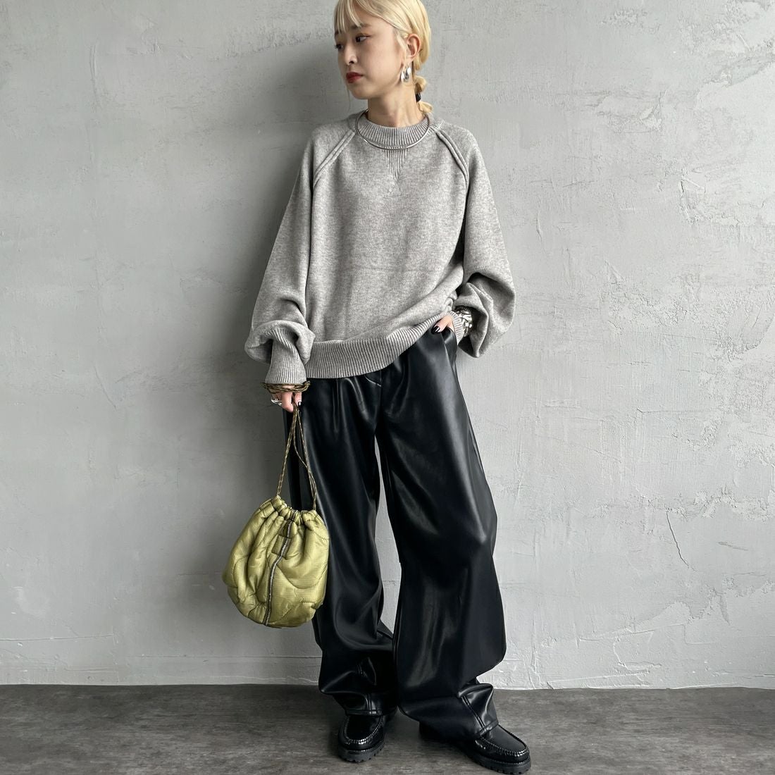 nenom [ネノム] スウェットライクニットプルオーバー [NE24131038] 07 GRAY &&モデル身長：150cm 着用サイズ：F&&