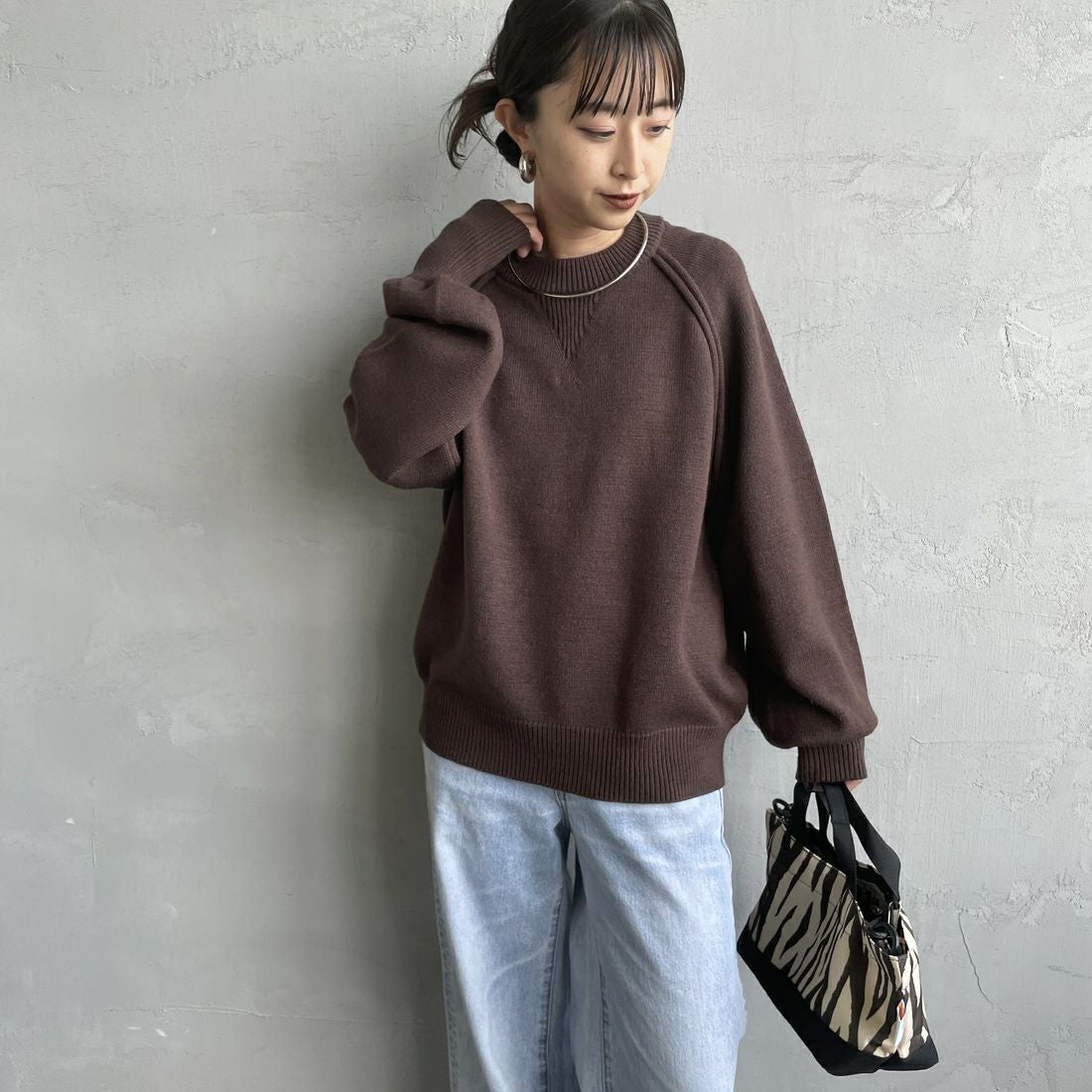 nenom [ネノム] スウェットライクニットプルオーバー [NE24131038] 28 BROWN &&モデル身長：150cm 着用サイズ：F&&