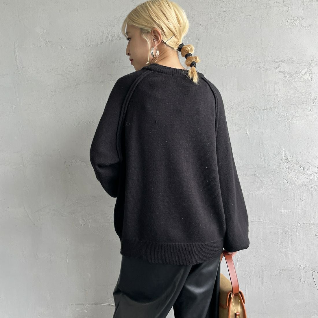 nenom [ネノム] スウェットライクニットプルオーバー [NE24131038] 09 BLACK &&モデル身長：150cm 着用サイズ：F&&