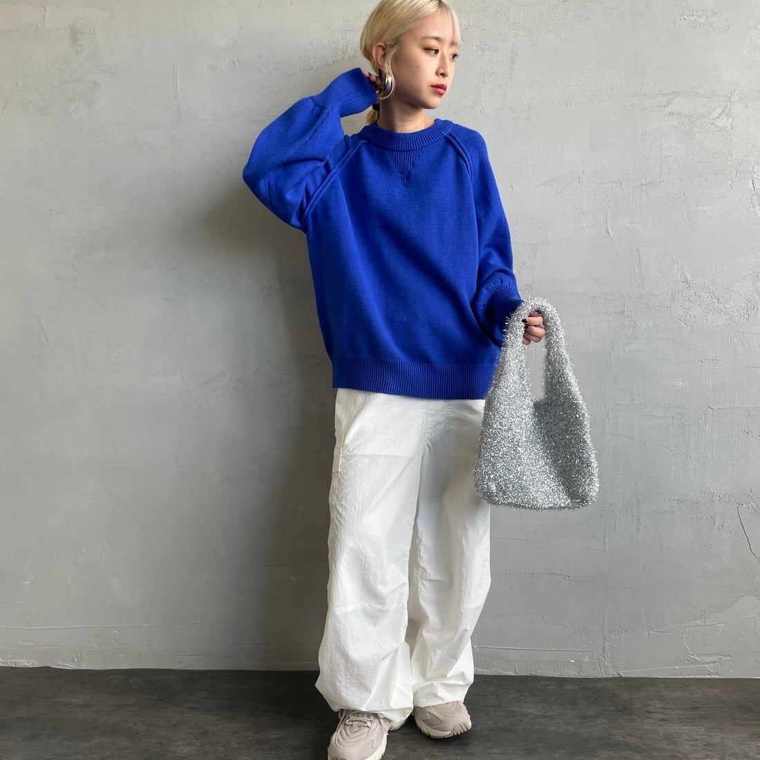 nenom [ネノム] スウェットライクニットプルオーバー [NE24131038] 12 BLUE &&モデル身長：150cm 着用サイズ：F&&