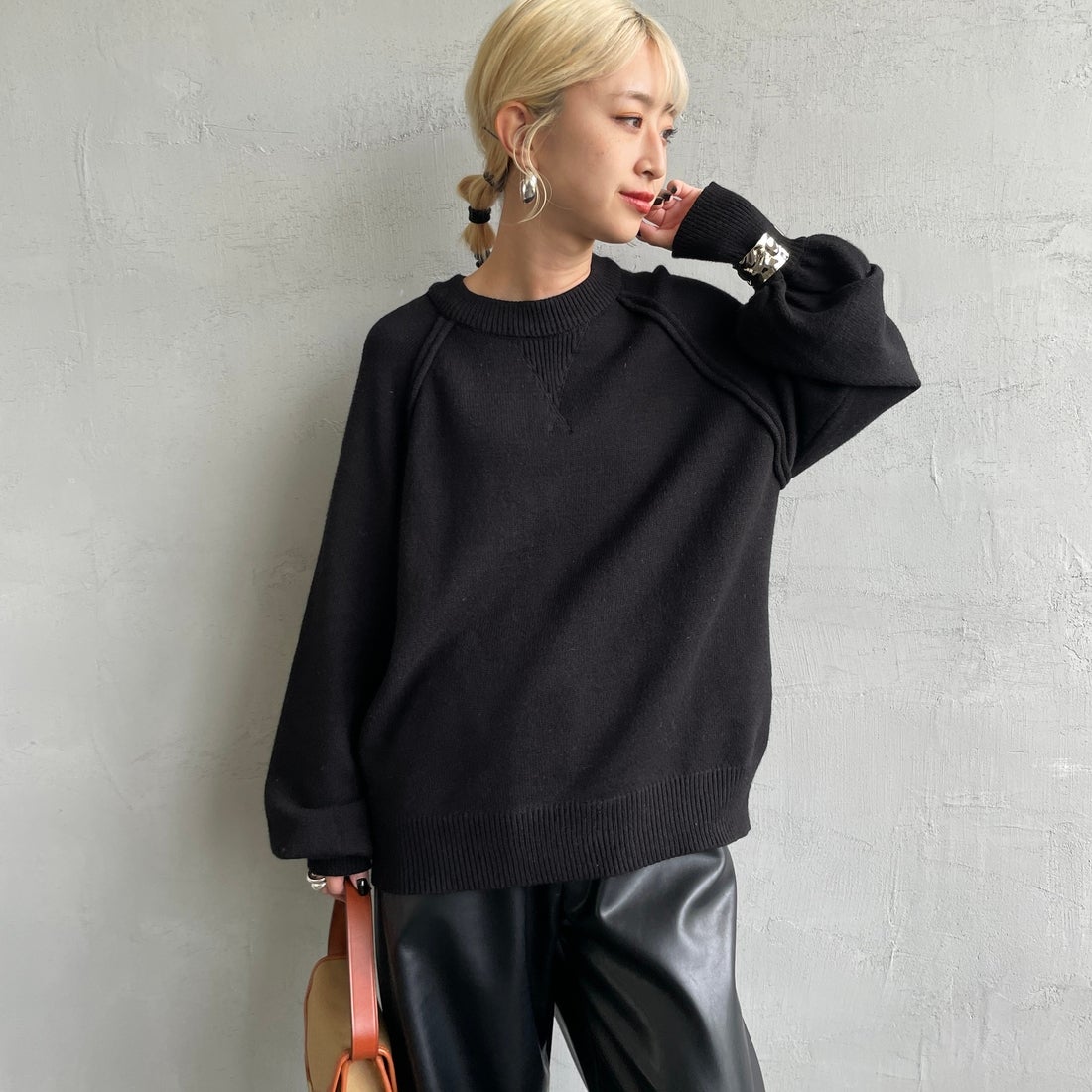nenom [ネノム] スウェットライクニットプルオーバー [NE24131038] 09 BLACK &&モデル身長：150cm 着用サイズ：F&&